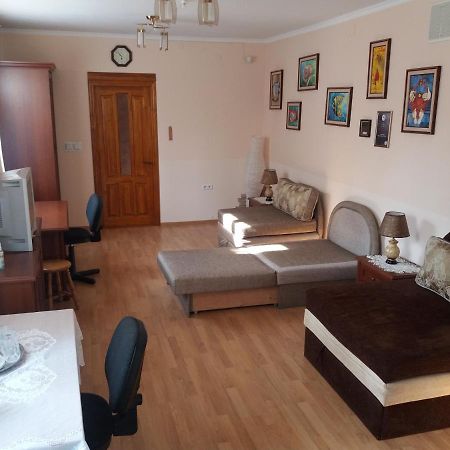"Arttrakt" Hotel Leopoli Esterno foto