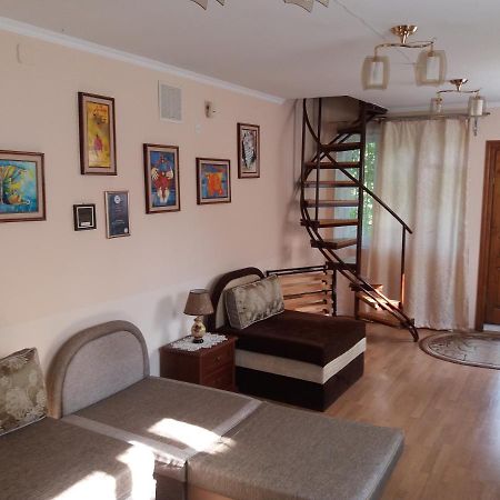 "Arttrakt" Hotel Leopoli Esterno foto