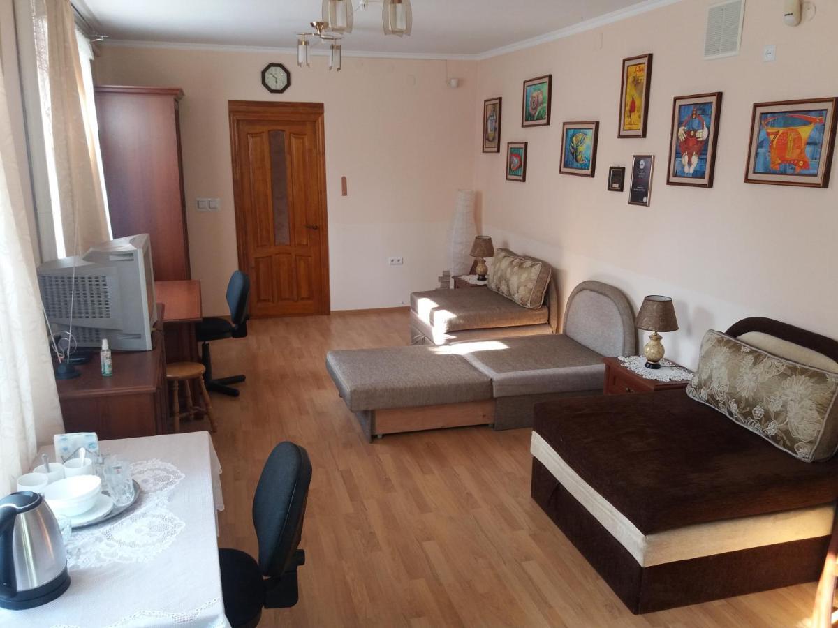 "Arttrakt" Hotel Leopoli Esterno foto